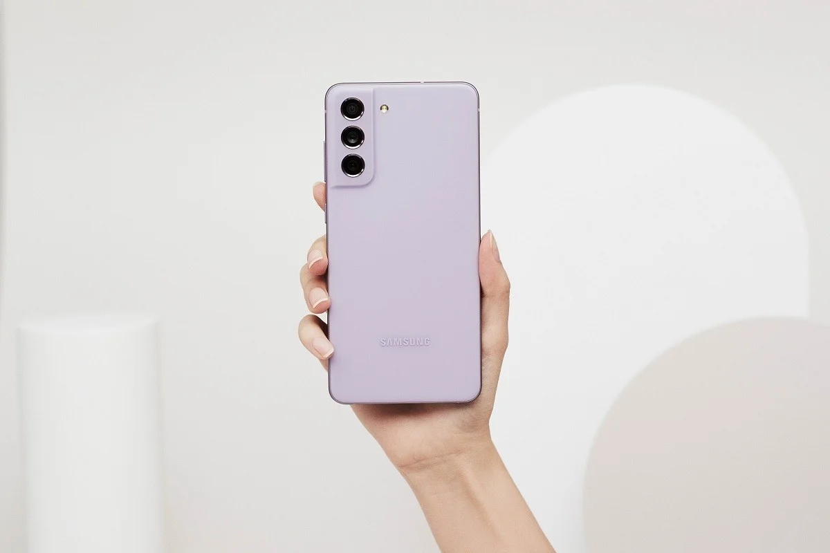 004-lifestyle-galaxy-s21-fe-5g-handson-lavender.webp