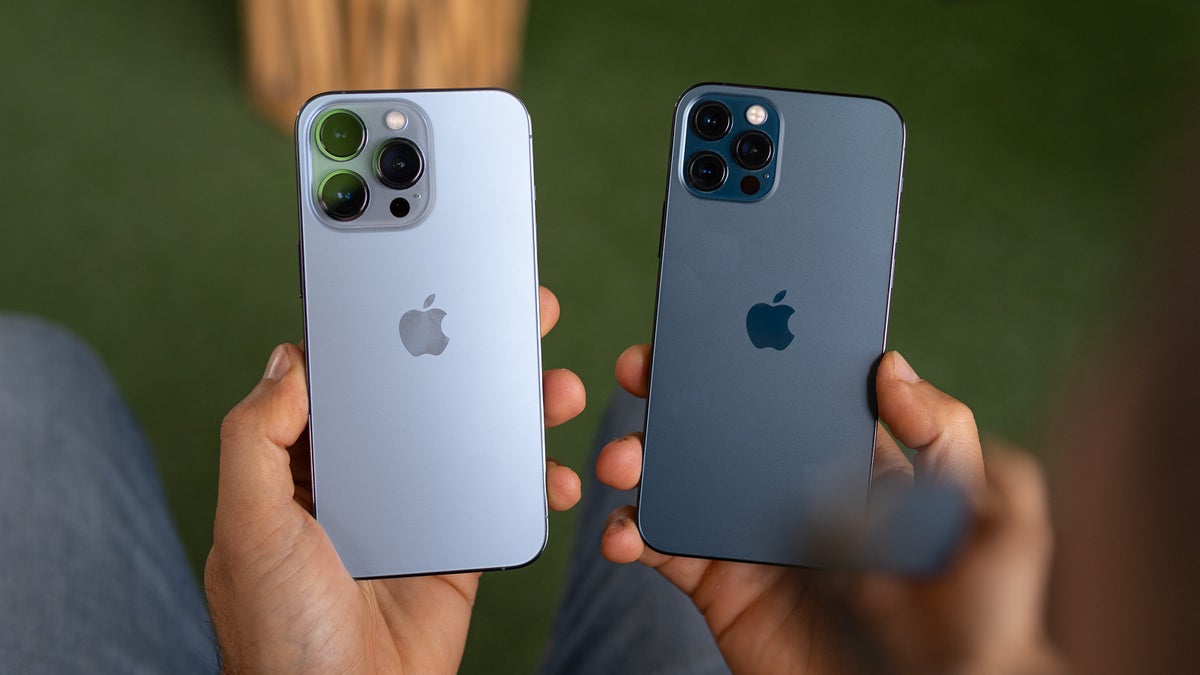 Nothing-Phone-2-in-hand-rear.webp