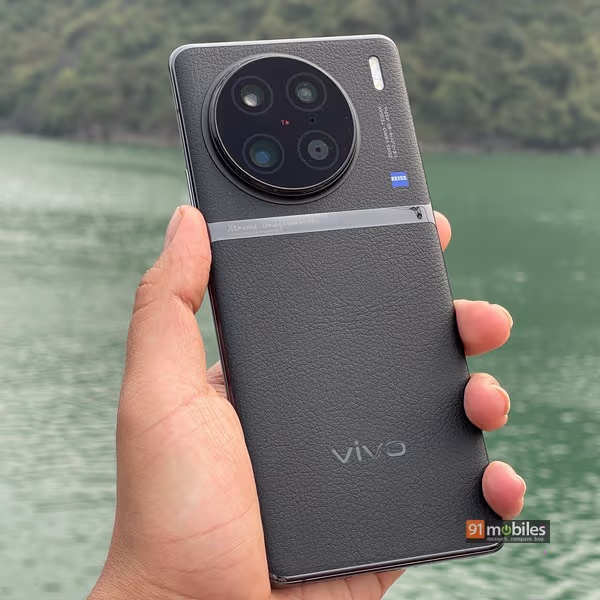 vivo-X90-5G-Review-Design-Display-Cameras-Build-Quality-11.webp
