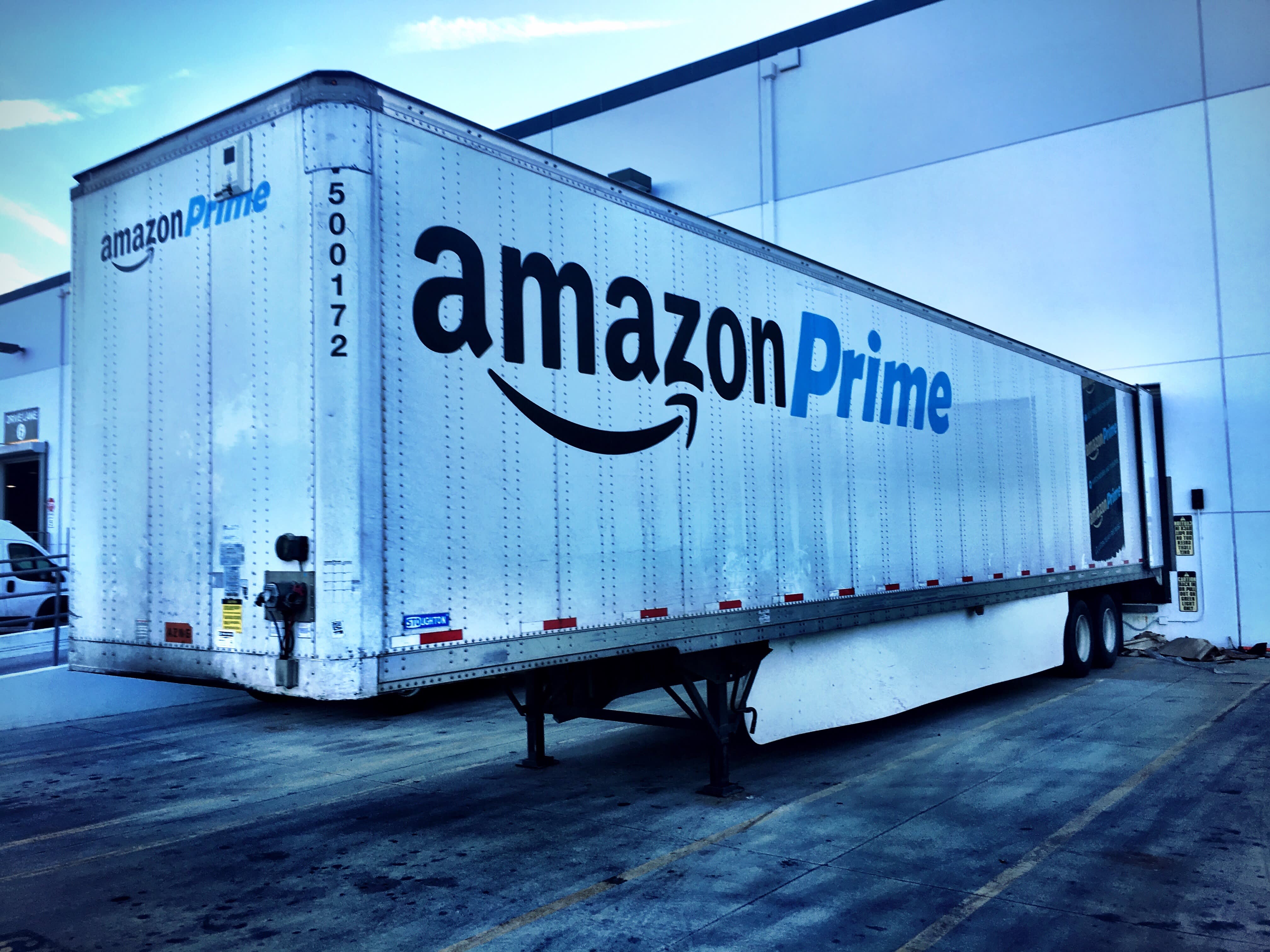 car,transportation,vehicle,truck,18-wheeler truck,advertisement