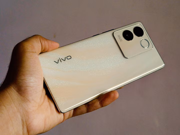Nothing-Phone-2-in-hand-rear.webp