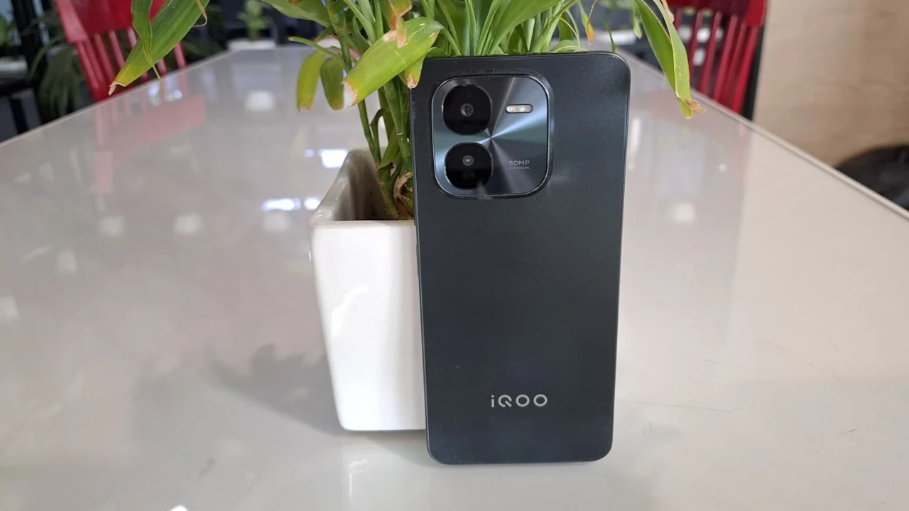 vivo-X90-5G-Review-Design-Display-Cameras-Build-Quality-16.webp