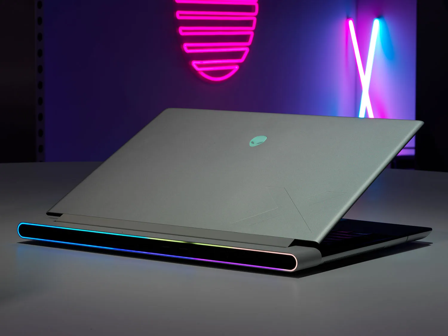 Alienware-X16_back.webp