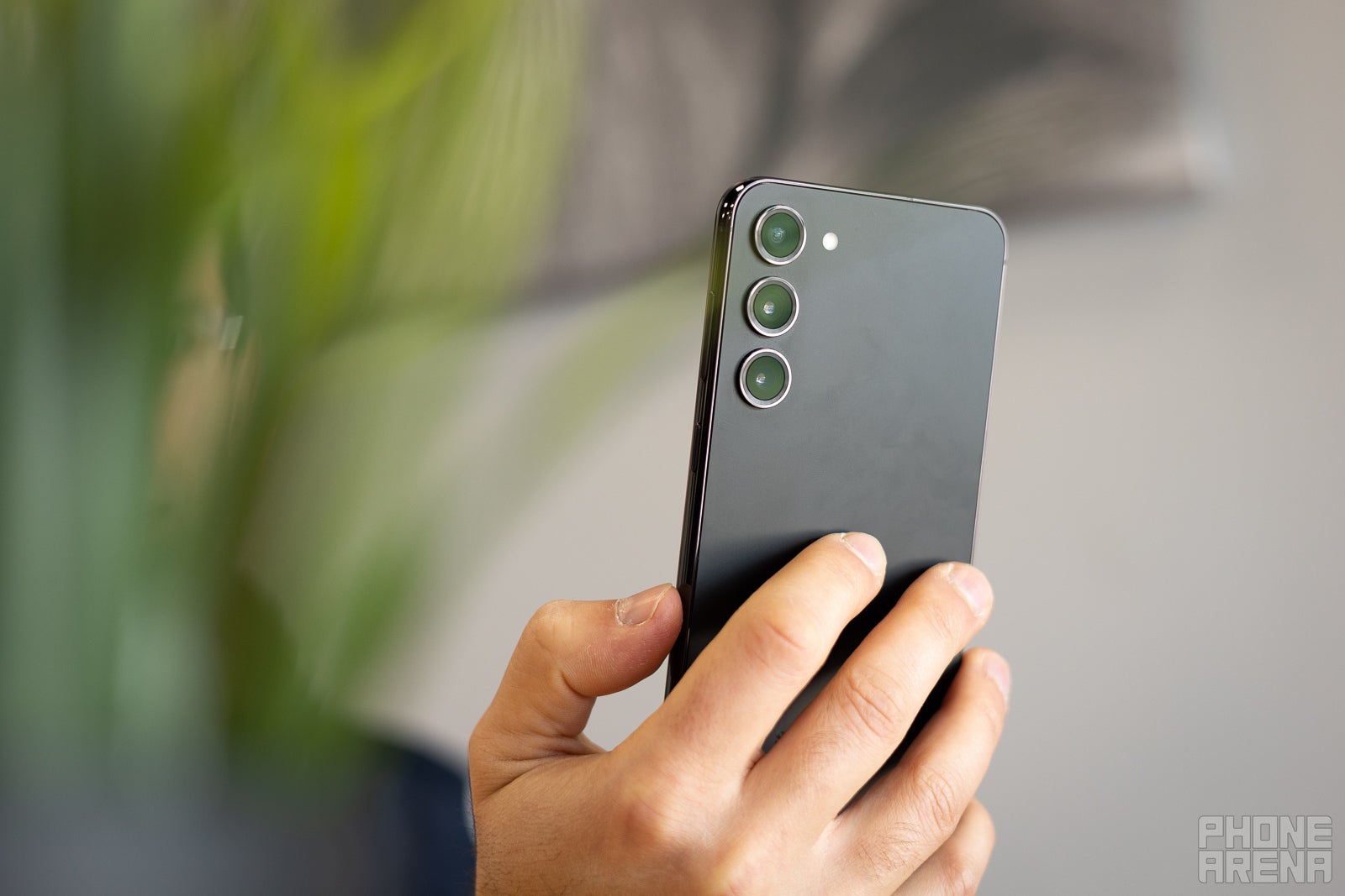 electronics,mobile phone,phone,iphone,electrical device,switch,photography,finger,hand,person