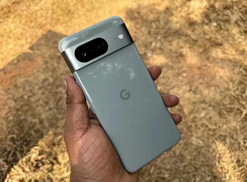 Pixel_8_Lifestyle_4.jpg