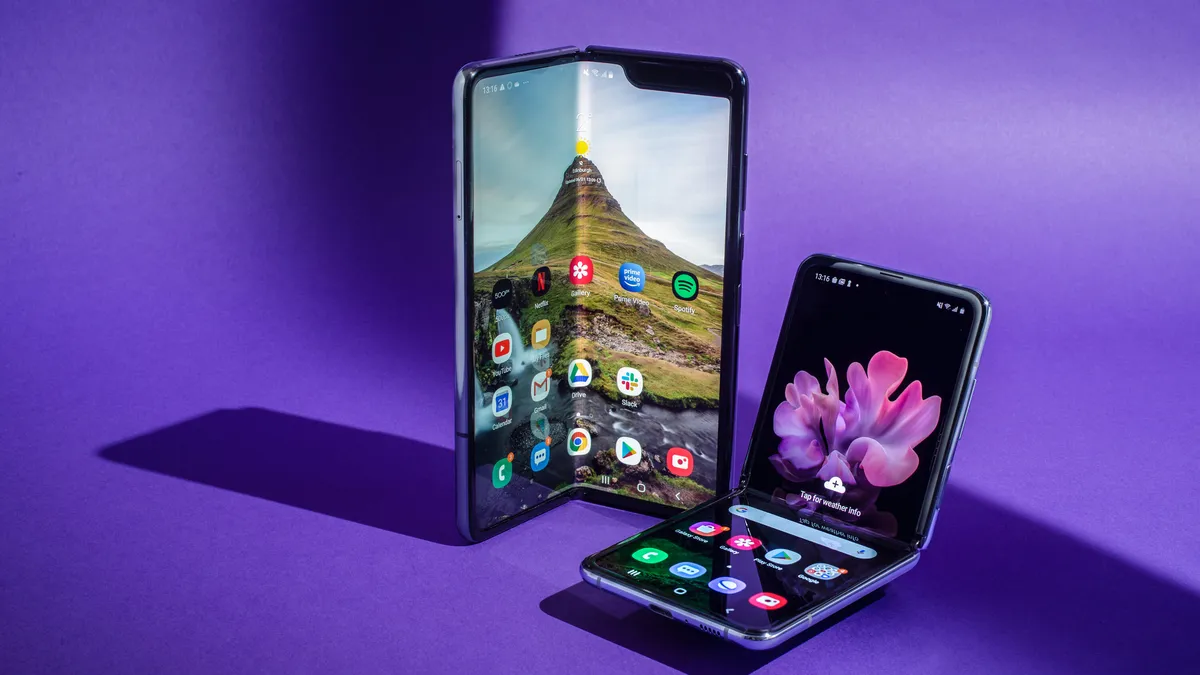 galaxy-z-flip-fold-samsung-product-promo-hoyle-2021.webp