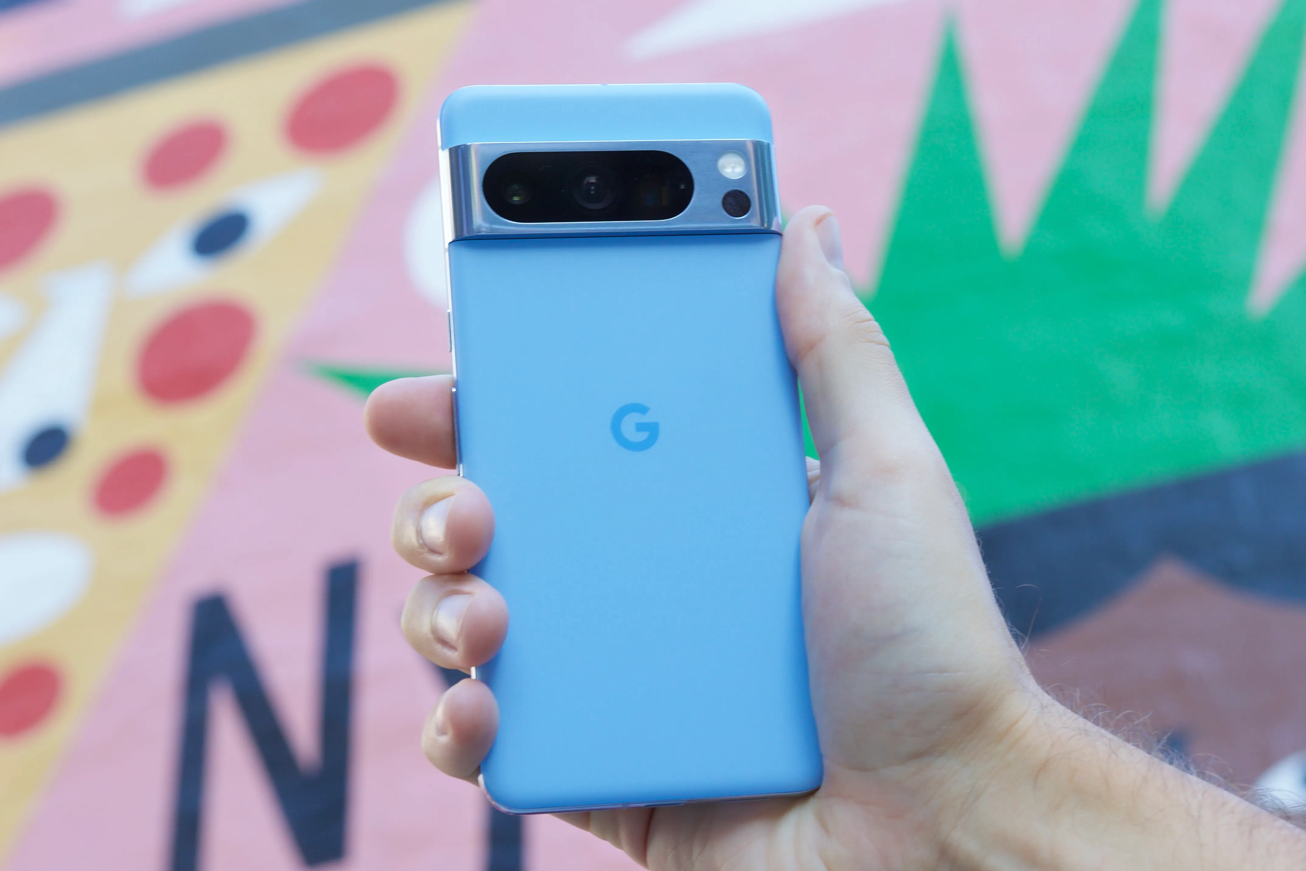 google-pixel-8-pro-colorful-background-close.webp