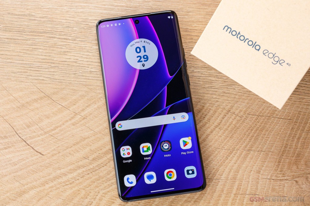 OnePlus-9R-Display-OutDoors.webp