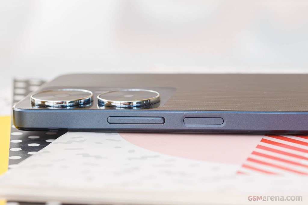 photography,head,person,face,adult,female,woman,electronics,mobile phone,selfie