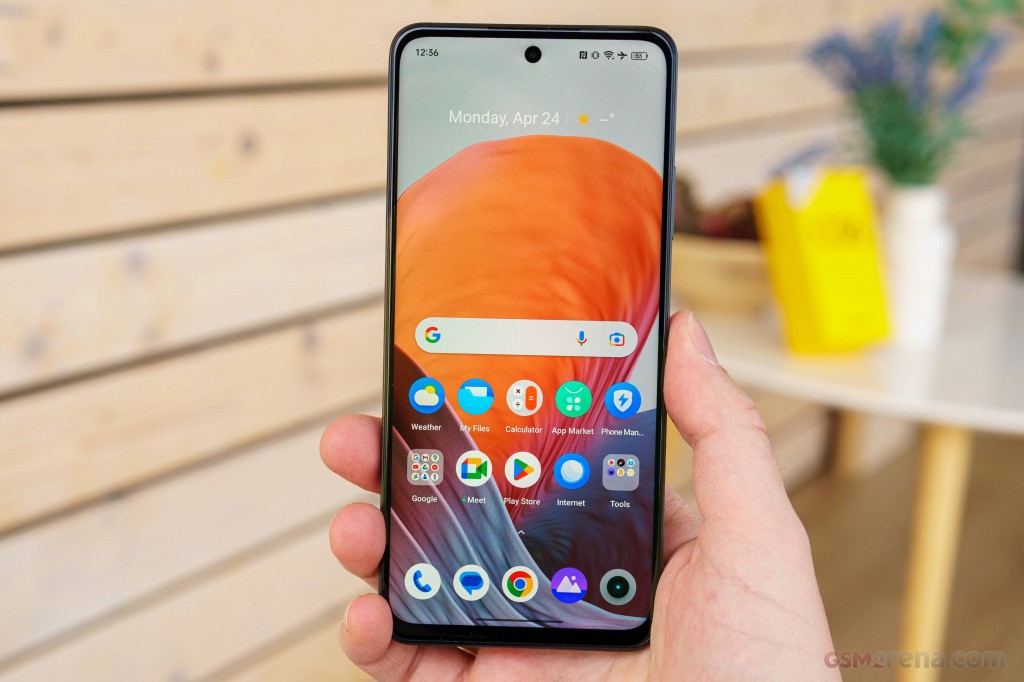 OnePlus-9R-Display-OutDoors.webp