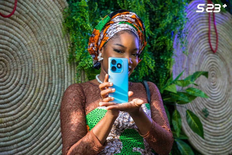 photography,head,person,face,adult,female,woman,mobile phone,selfie,portrait