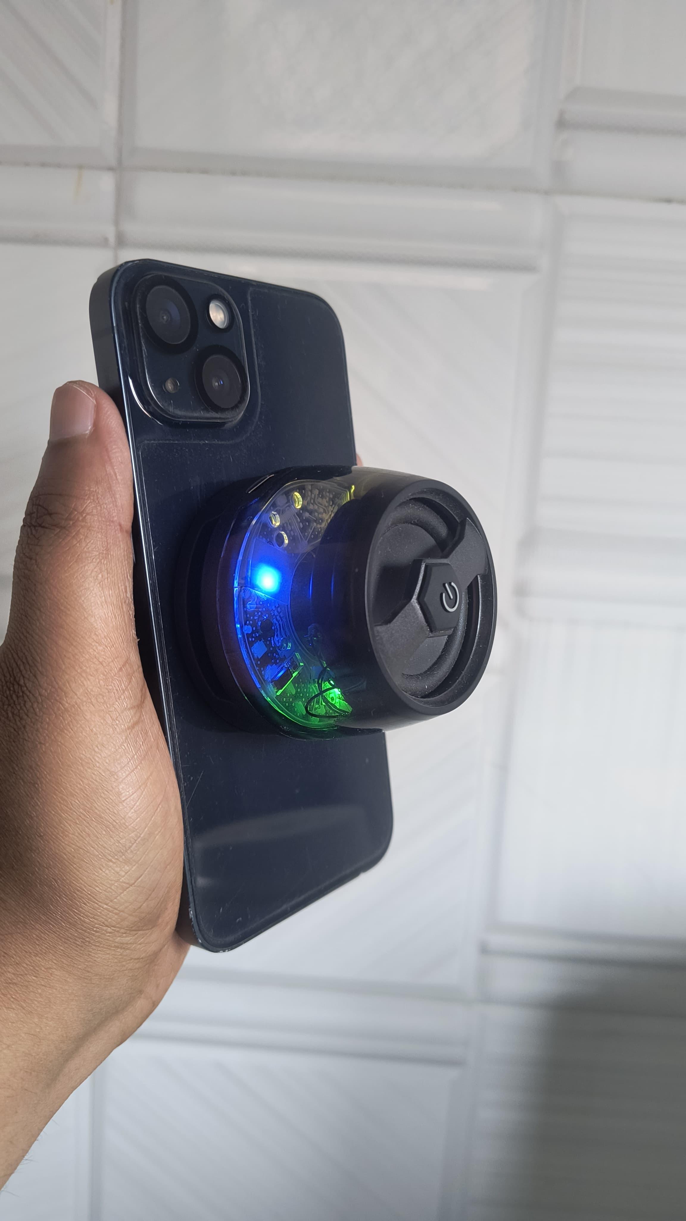 photography,head,person,face,adult,female,woman,electronics,mobile phone,selfie