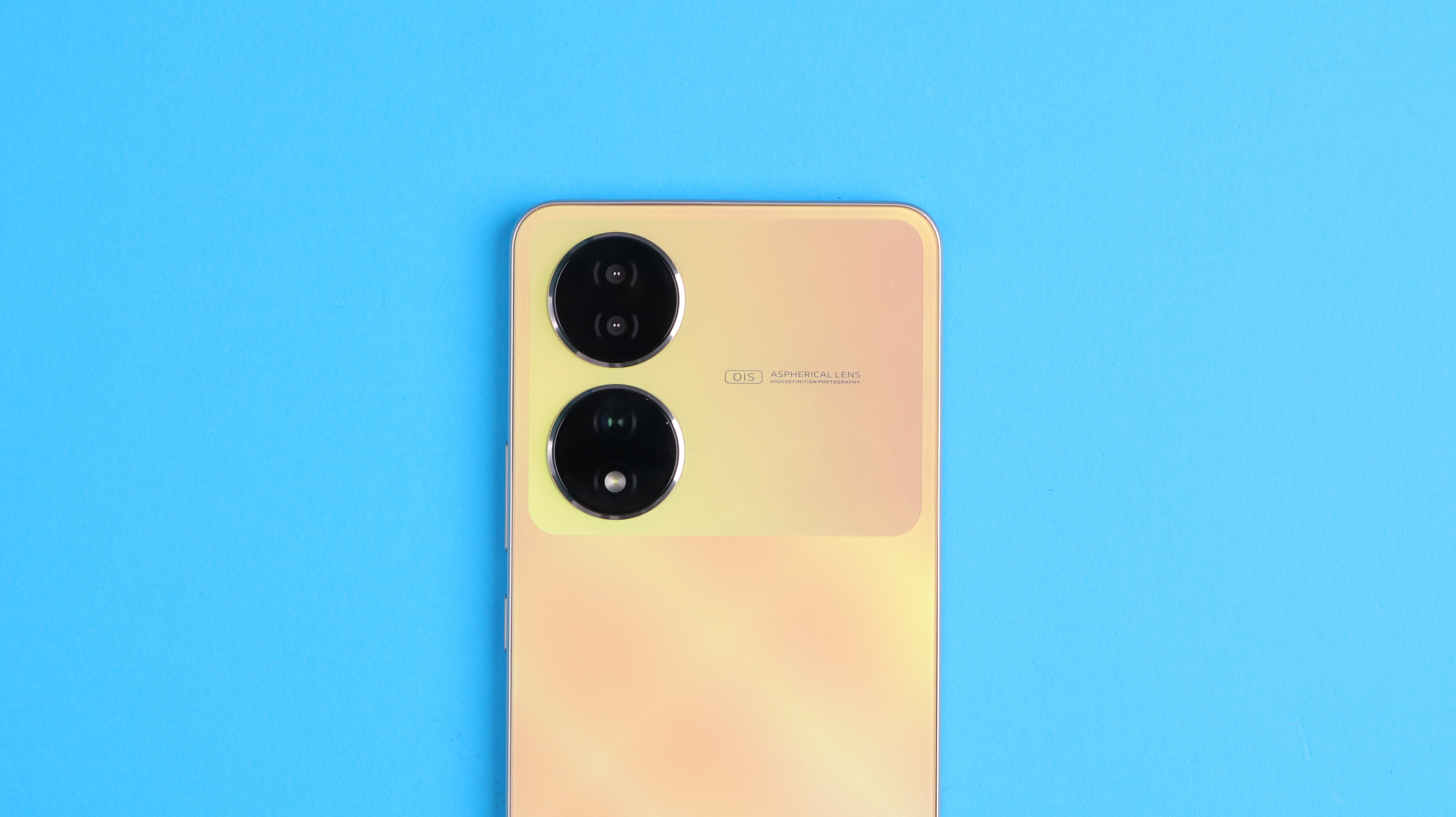 electronics,speaker,phone,electrical device,electrical outlet,ipod,mobile phone,indoors