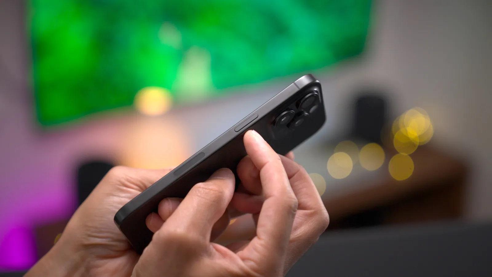 photography,head,person,face,adult,female,woman,electronics,mobile phone,selfie