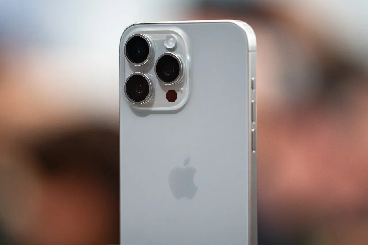 iphone-15-pro-max-white-1.webp