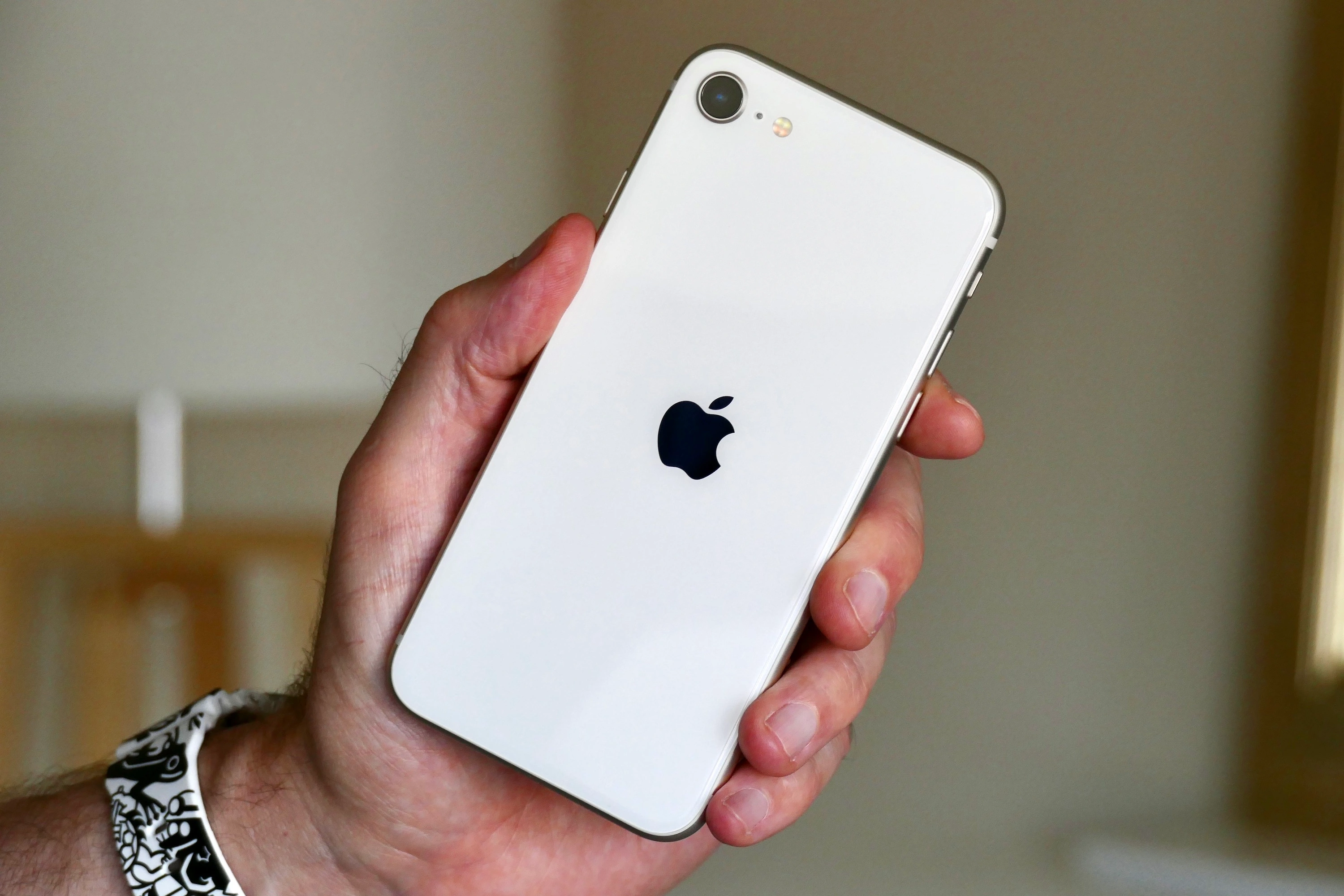 iPhone-SE-2022-Starlight-Back-in-Hand.webp