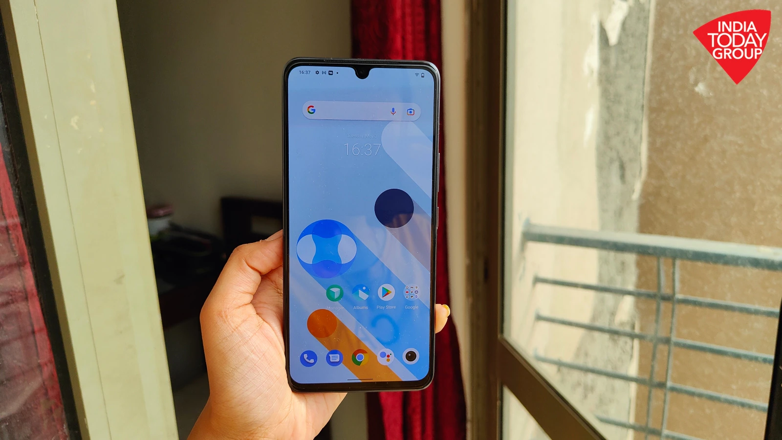 OnePlus-9R-Display-OutDoors.webp