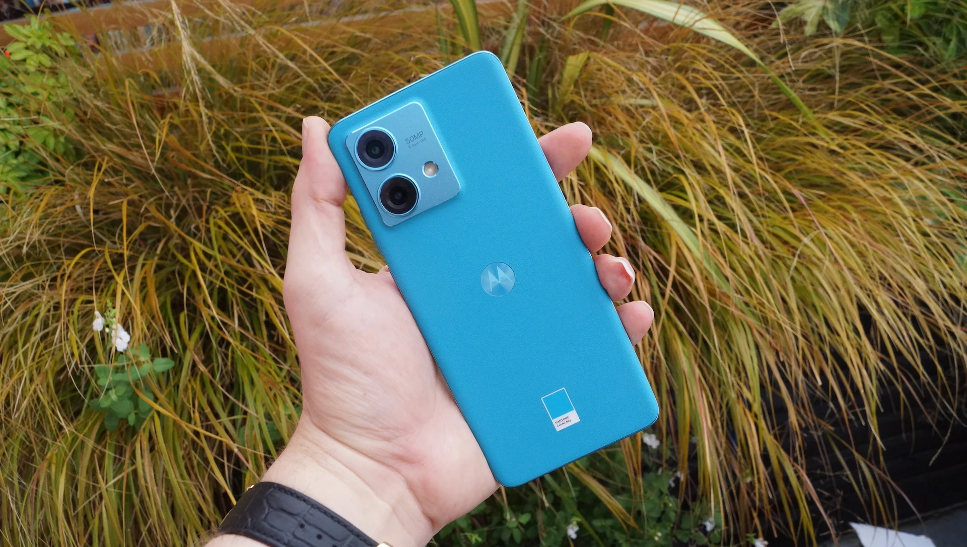 Motorola-Edge-40-Neo-in-hand (1).webp