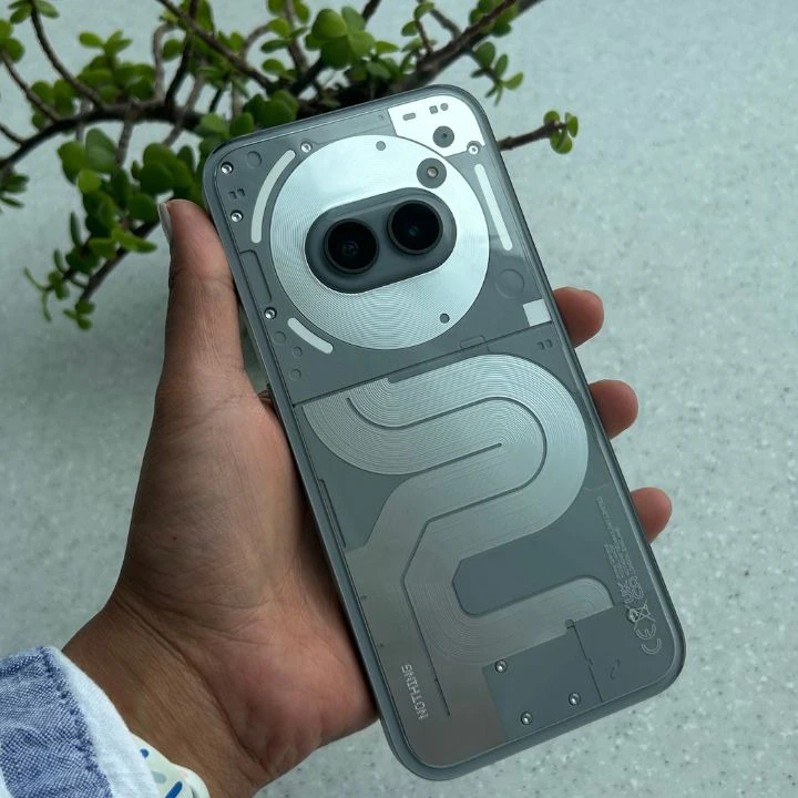 nothing-phone-2-with-phone-1-lights.webp