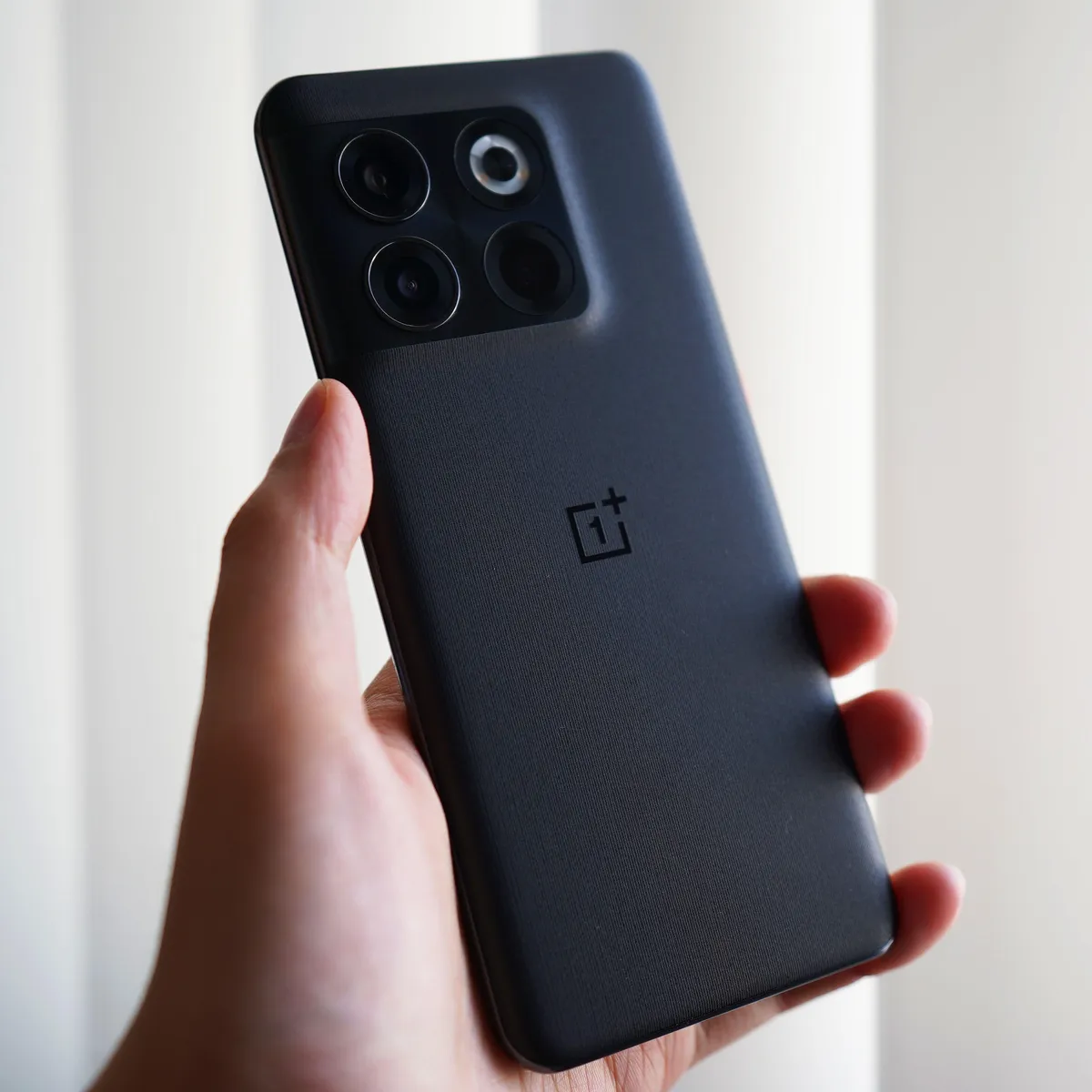 oneplus-10t-black-cover.webp