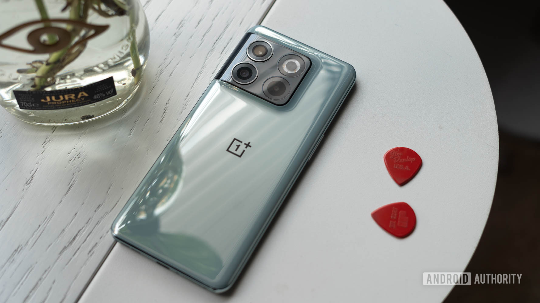 OnePlus-10T-rear-on-a-coffee-table-with-some-plectrums.jpg