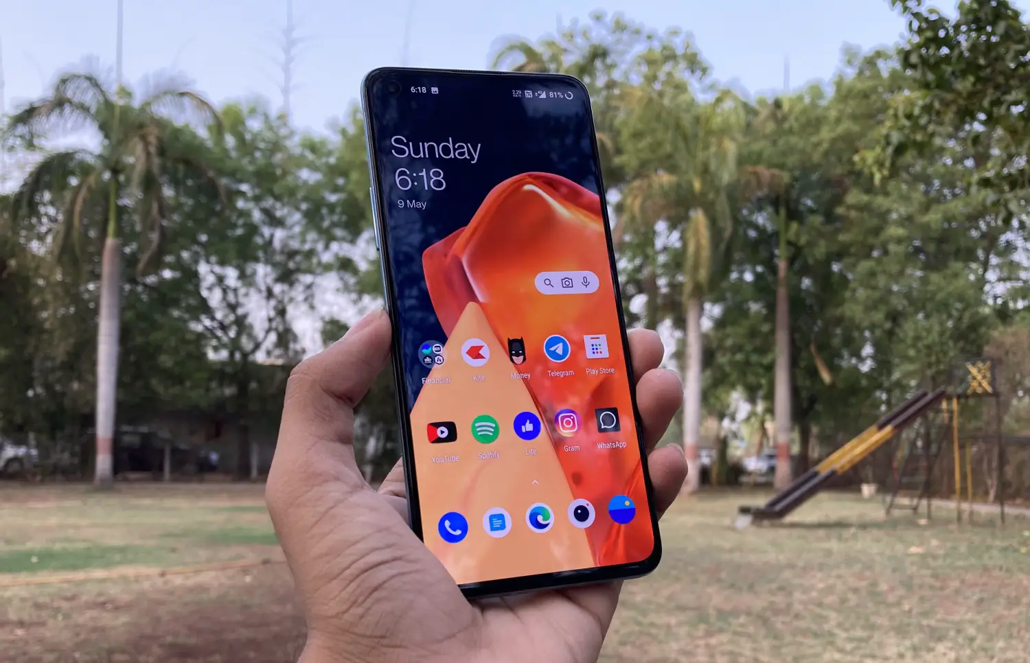 OnePlus-9R-Display-OutDoors.webp