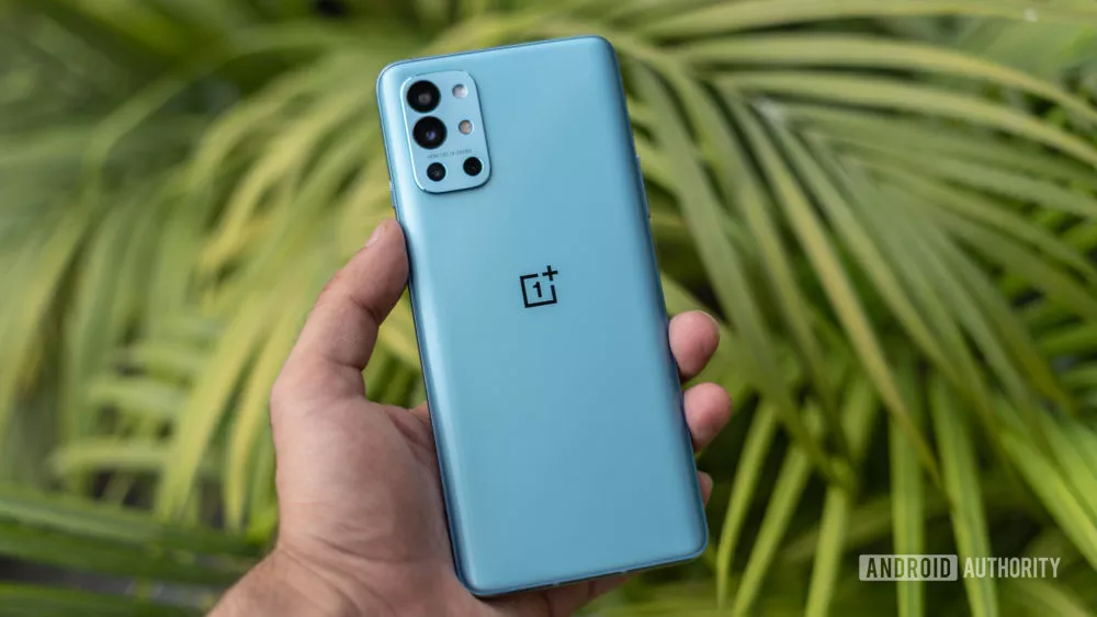OnePlus-9R-in-hand-showing-back-1000x563.jpg.webp