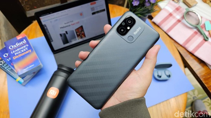 electronics,phone,mobile phone,computer,tablet computer,scissors,iphone