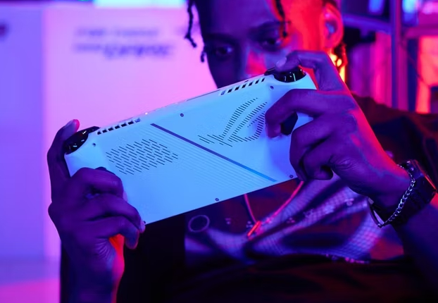 adult,male,man,person,grater,kitchen utensil,clapperboard,grating food