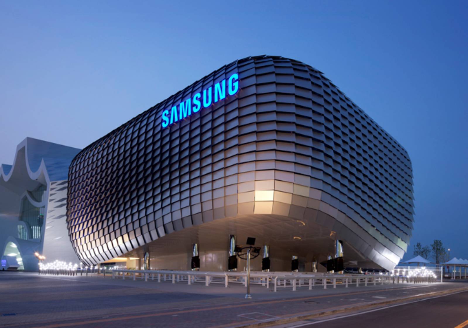 building,office building,convention center,city,arena,person,urban,airport,terminal,metropolis