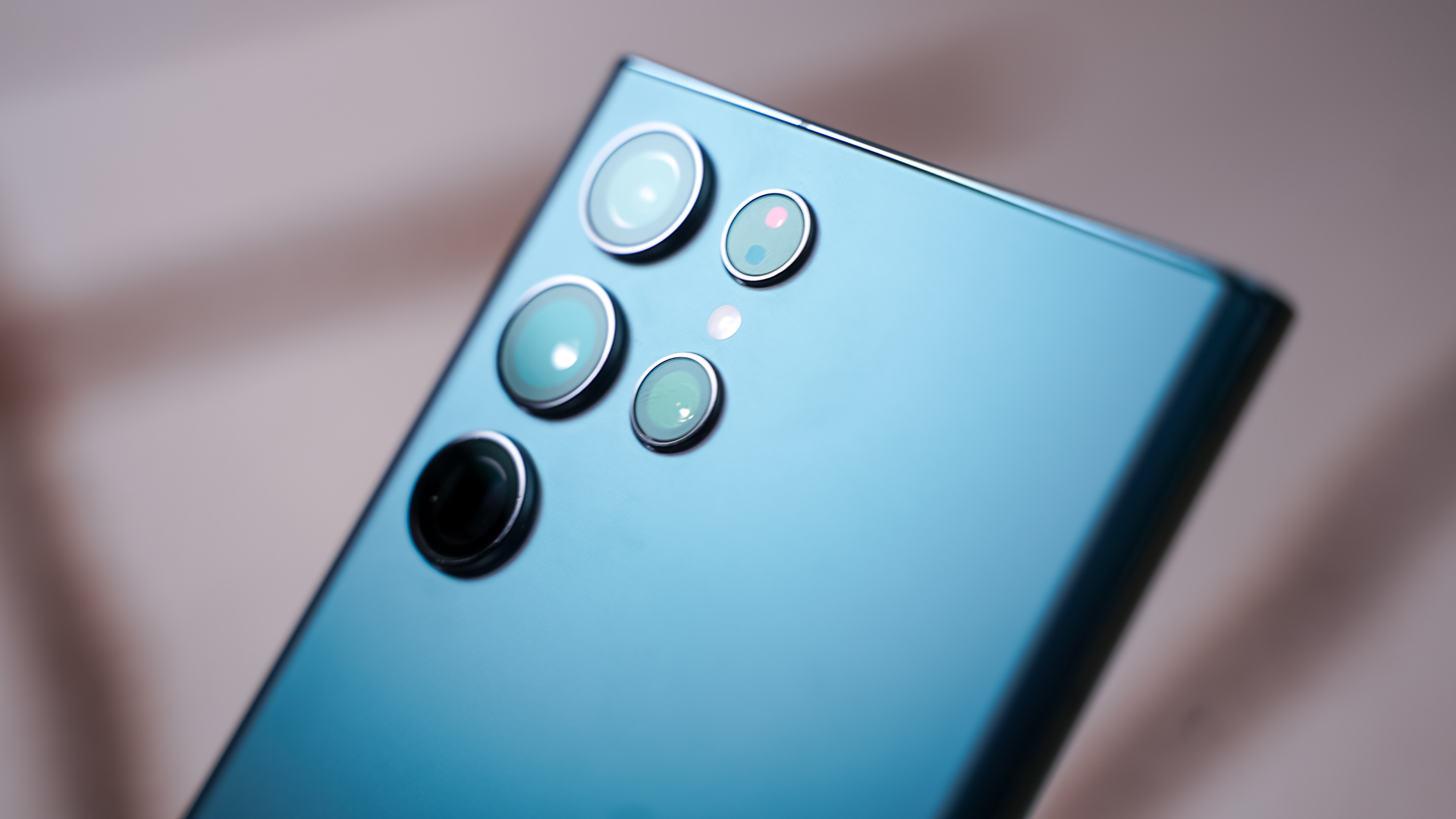 Samsung-Galaxy-S22-Ultra-camera-module-close-up-angled.jpg