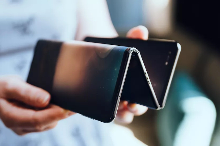 tcl-folding-phone-zigzag.webp