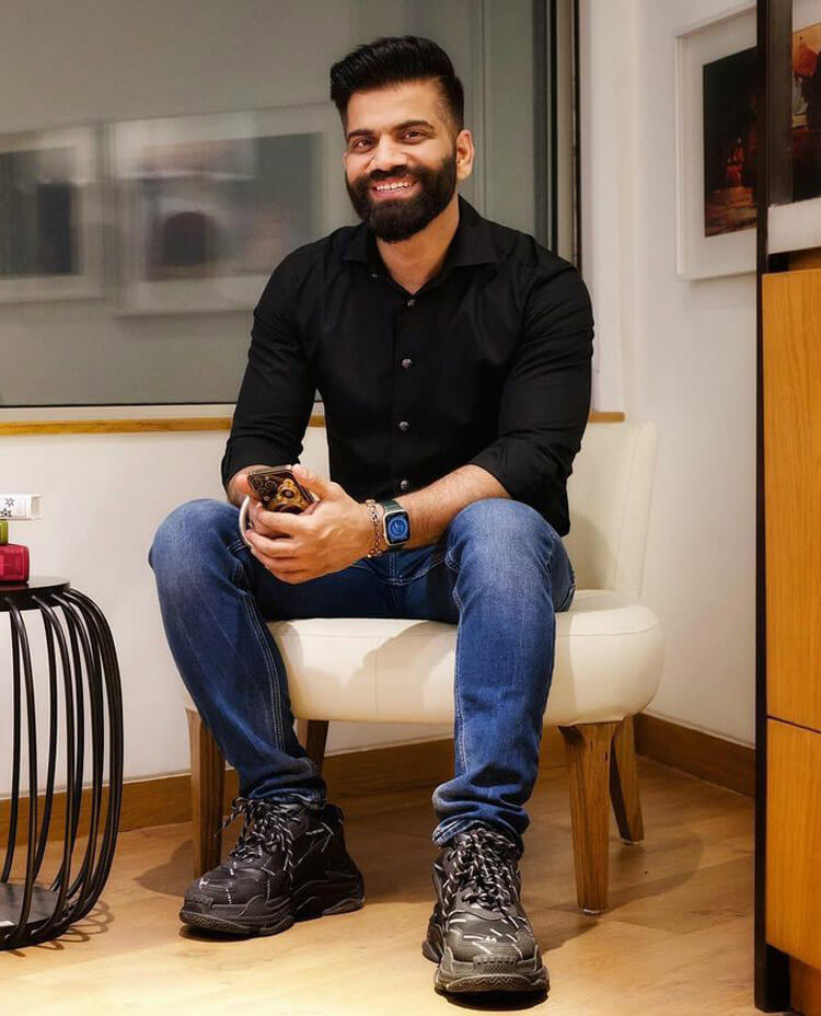 person,sitting,pants,adult,male,man,jeans,shoe,face,head