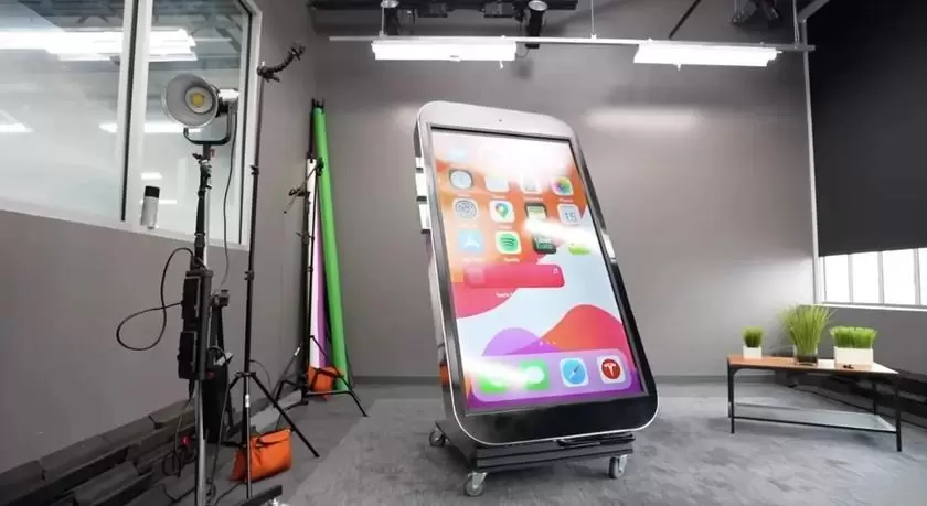 they-made-the-worlds-largest-iphone-0-U4HTPuAO.webp