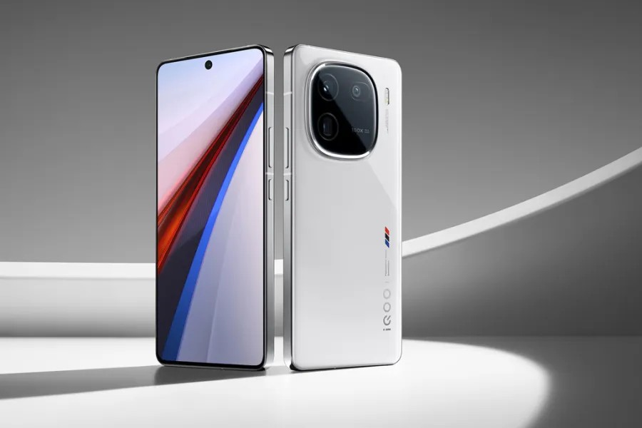 nothing-phone-2-with-phone-1-lights.webp