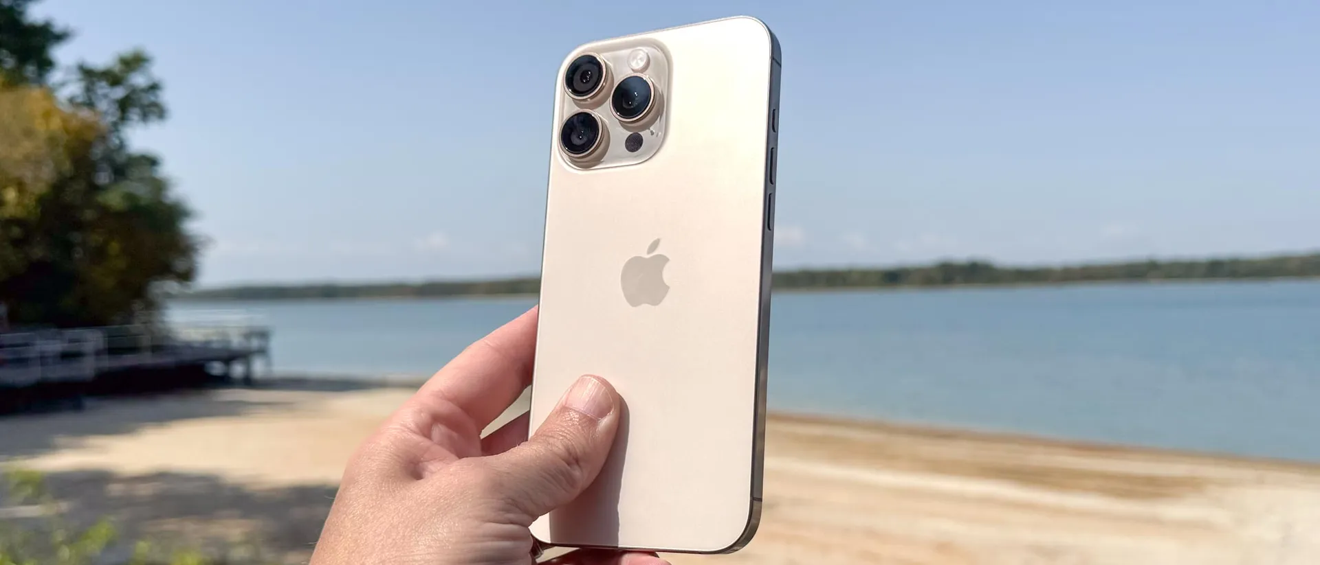 OnePlus-9R-Display-OutDoors.webp