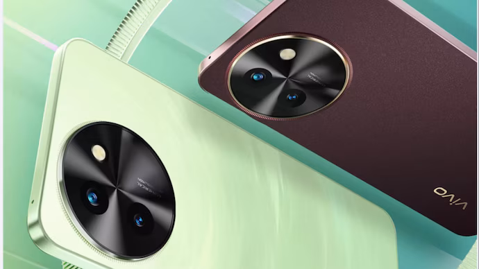 photography,head,person,face,adult,female,woman,electronics,mobile phone,selfie