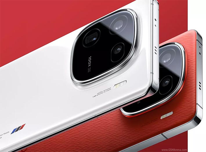 Nothing-Phone-1-and-Nothing-Phone-2-fanned-in-one-hand-1200w-675h.webp