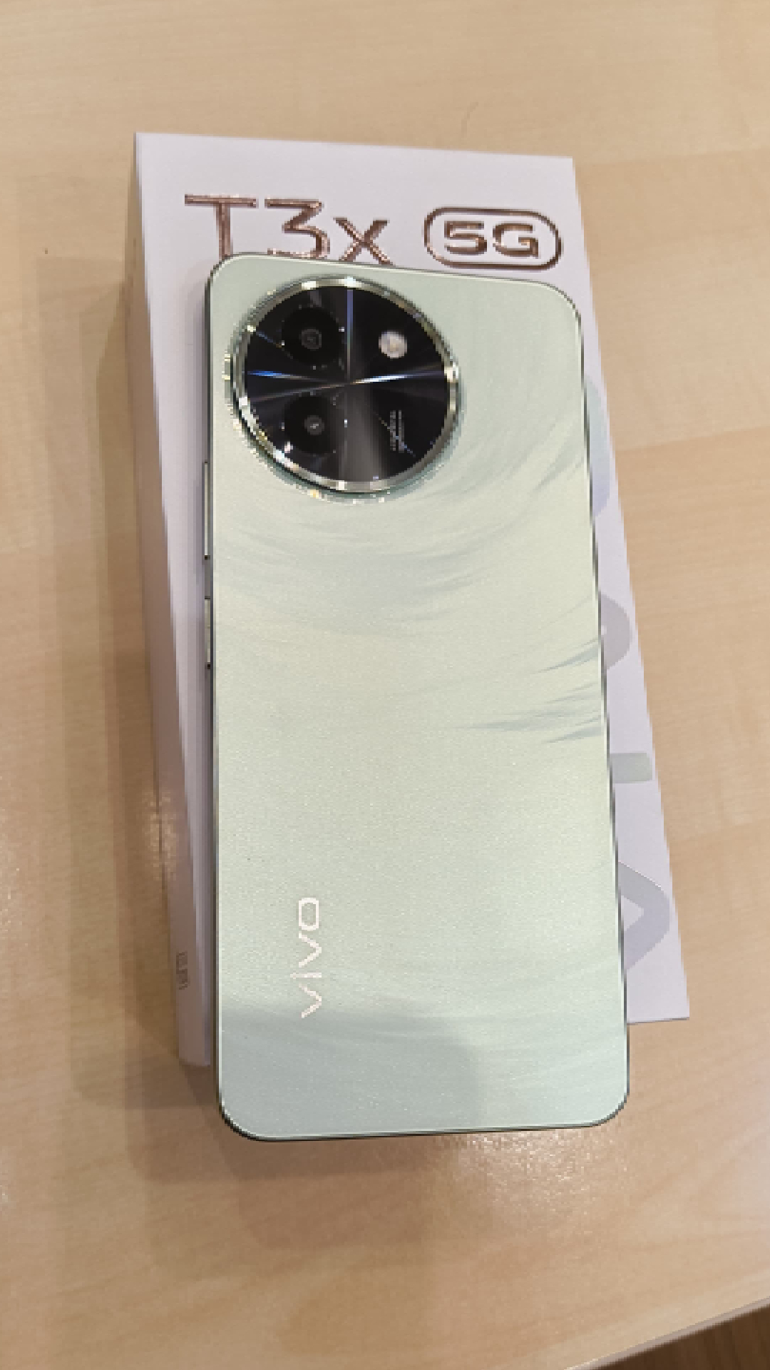 OnePlus-9R-Display-OutDoors.webp