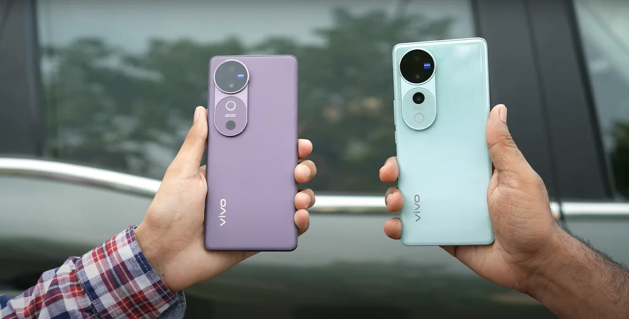 Nothing-Phone-2-in-hand-rear.webp