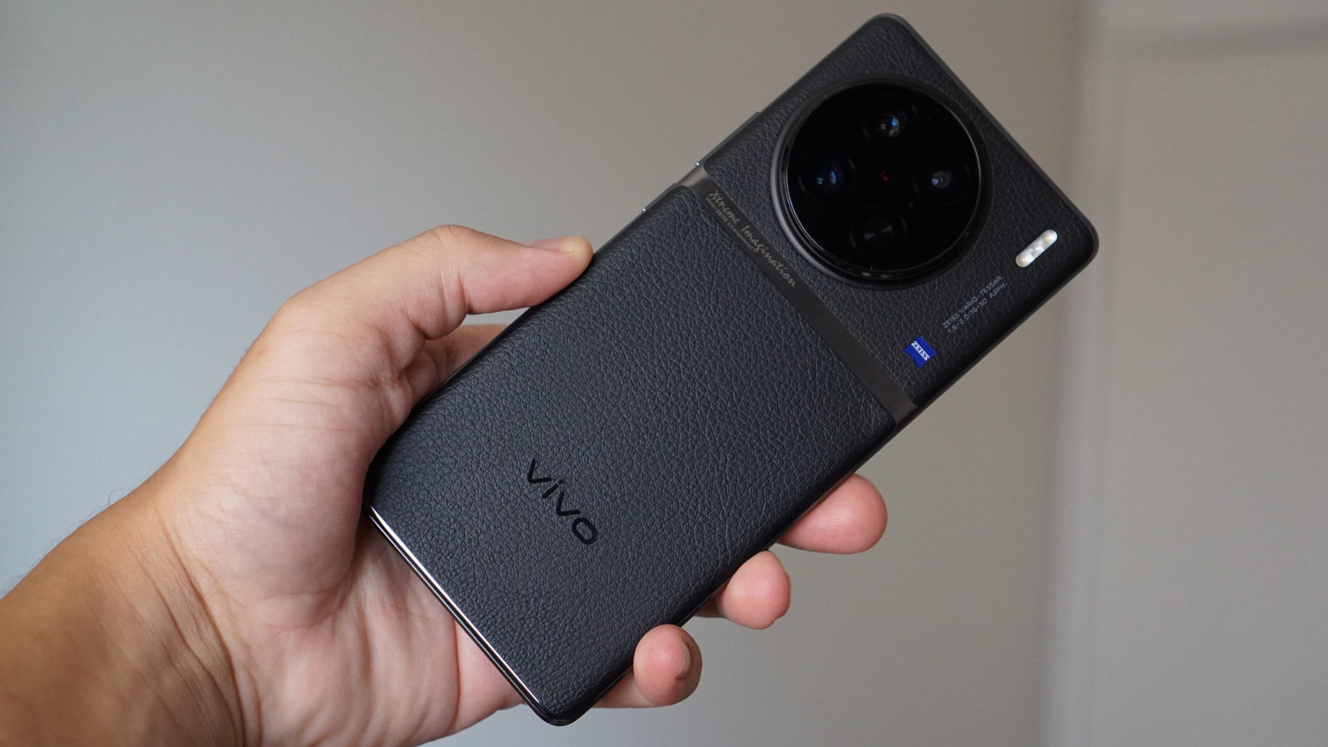 Vivo-X90-Pro-back-slanted-scaled.jpg