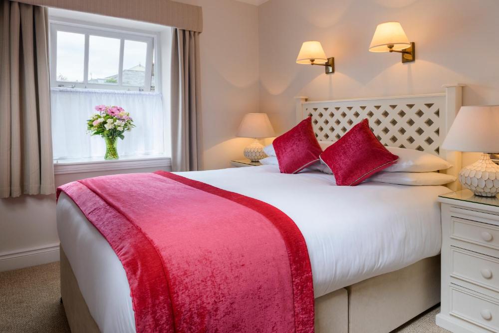 bed,bedroom,pillows,lamp
