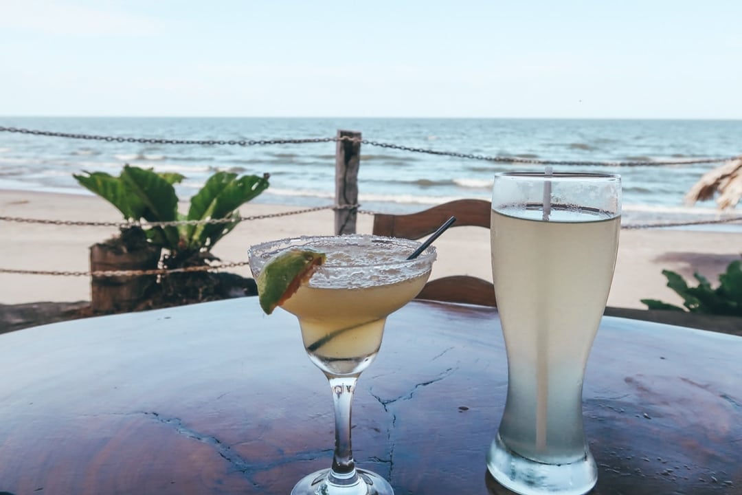 cocktail,sea,table