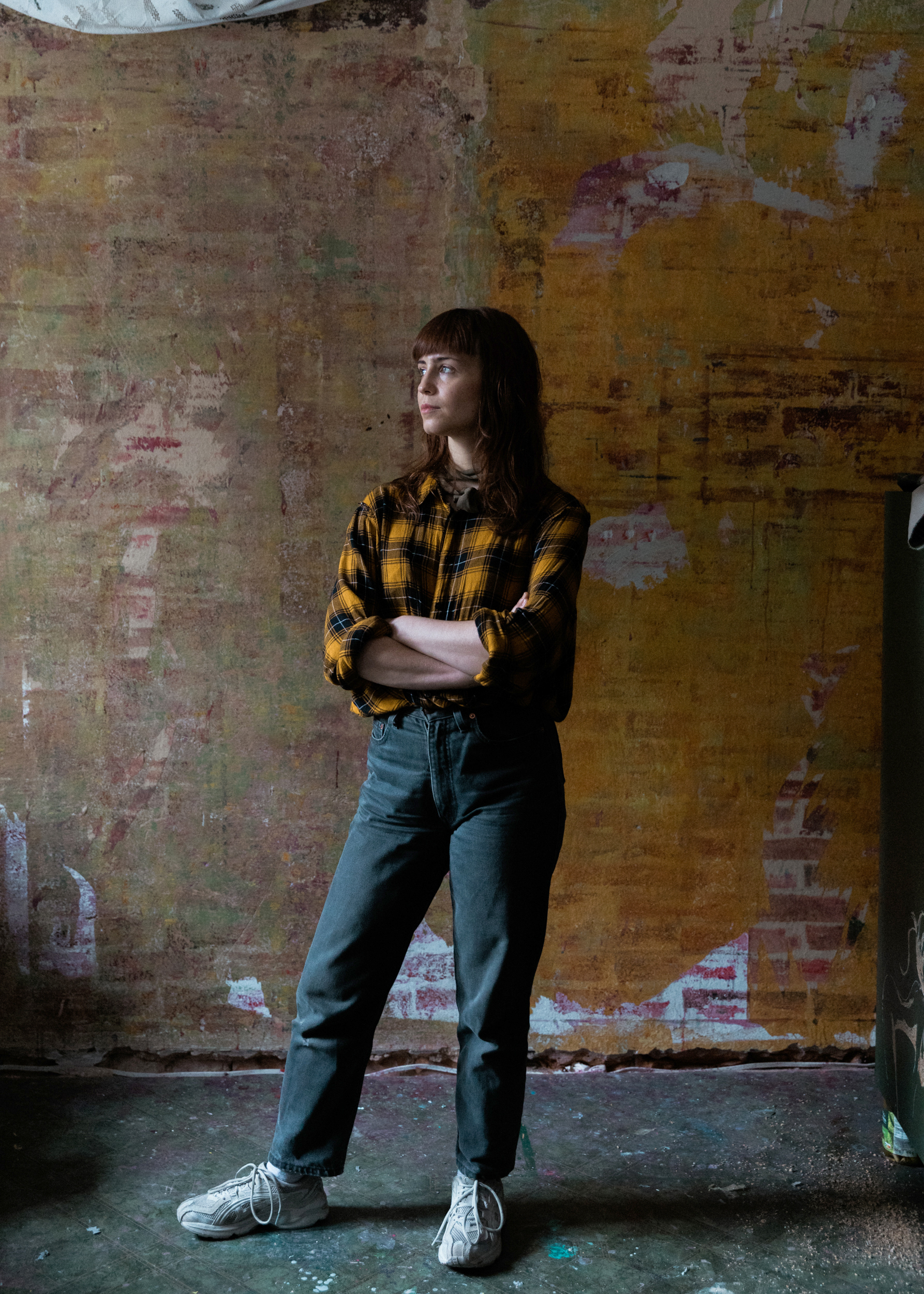 pants,jeans,long sleeve,person,shoe,standing,smile,face,head,portrait