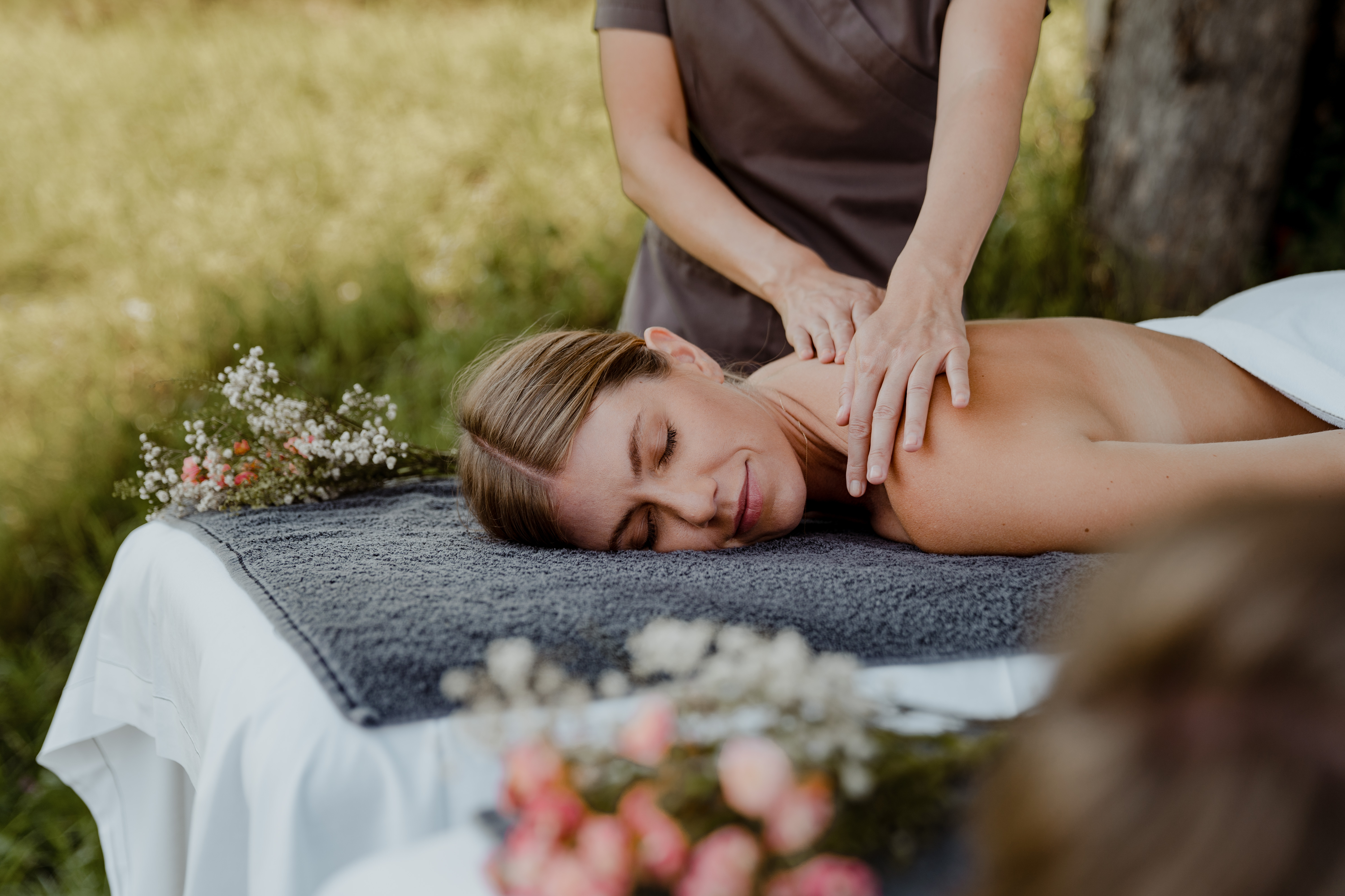 massage,person,adult,female,woman,spa,face,head,patient