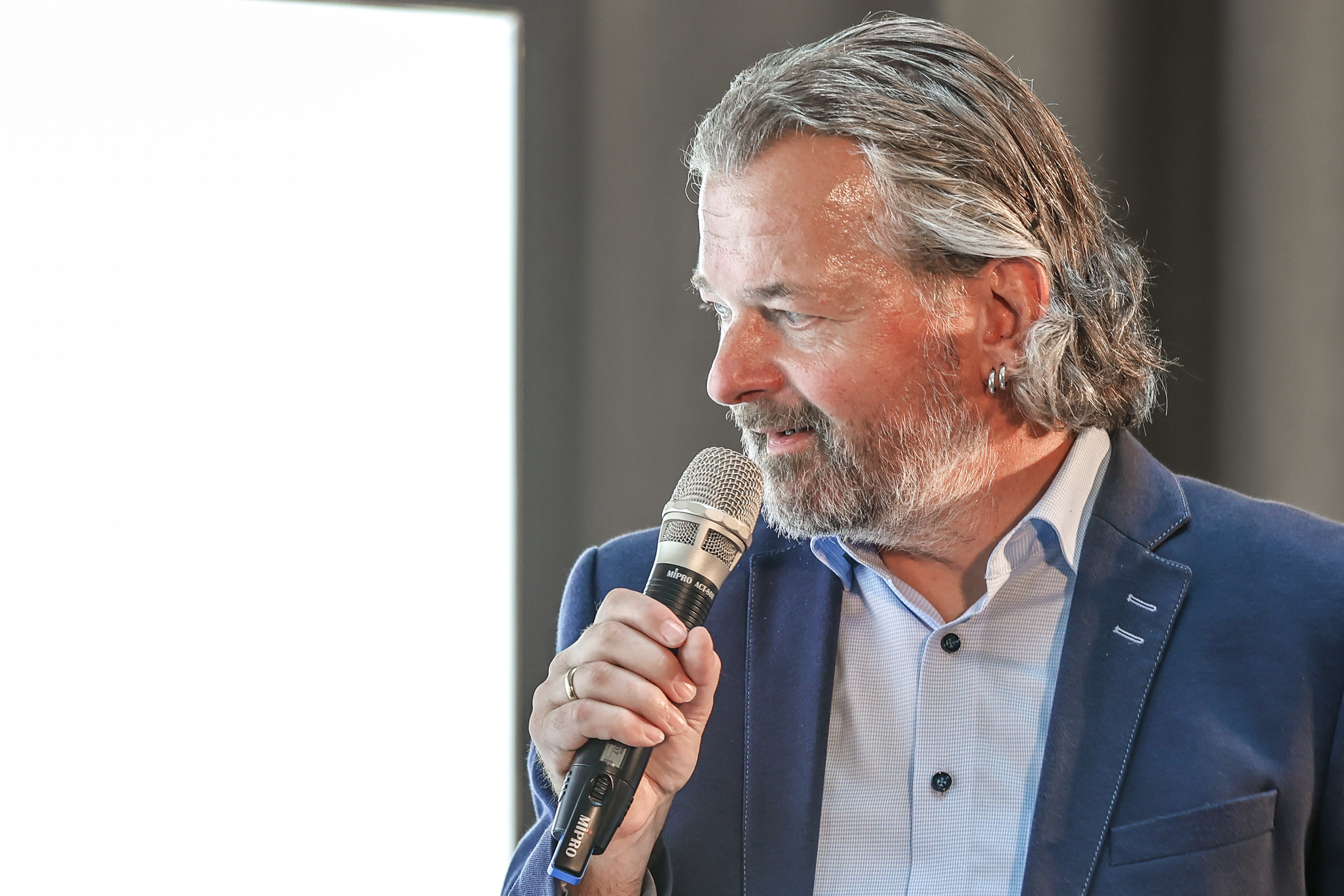 microphone,people,person,crowd,adult,male,man,shirt,audience,face