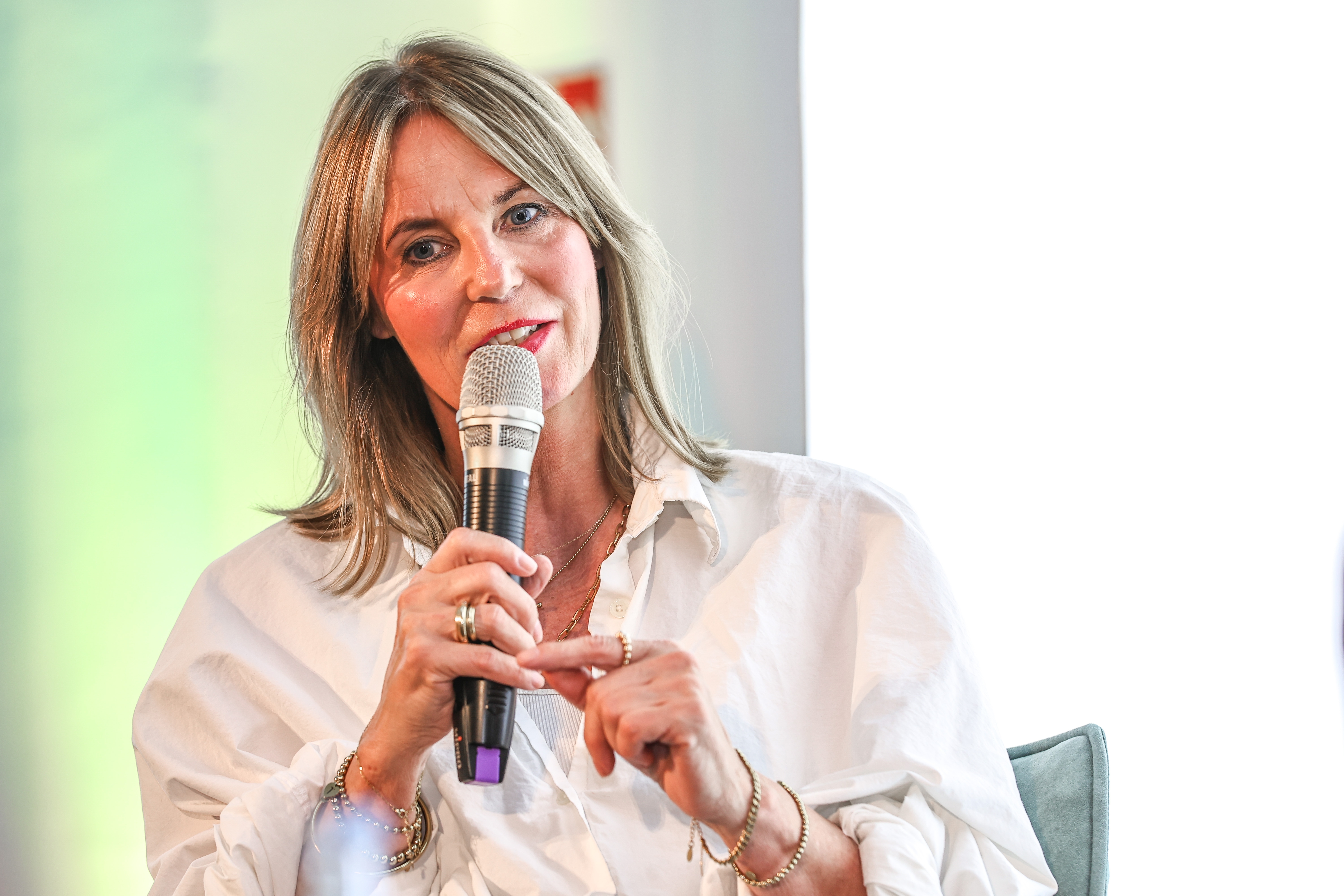 finger,person,microphone,adult,female,woman,people,crowd,face,audience