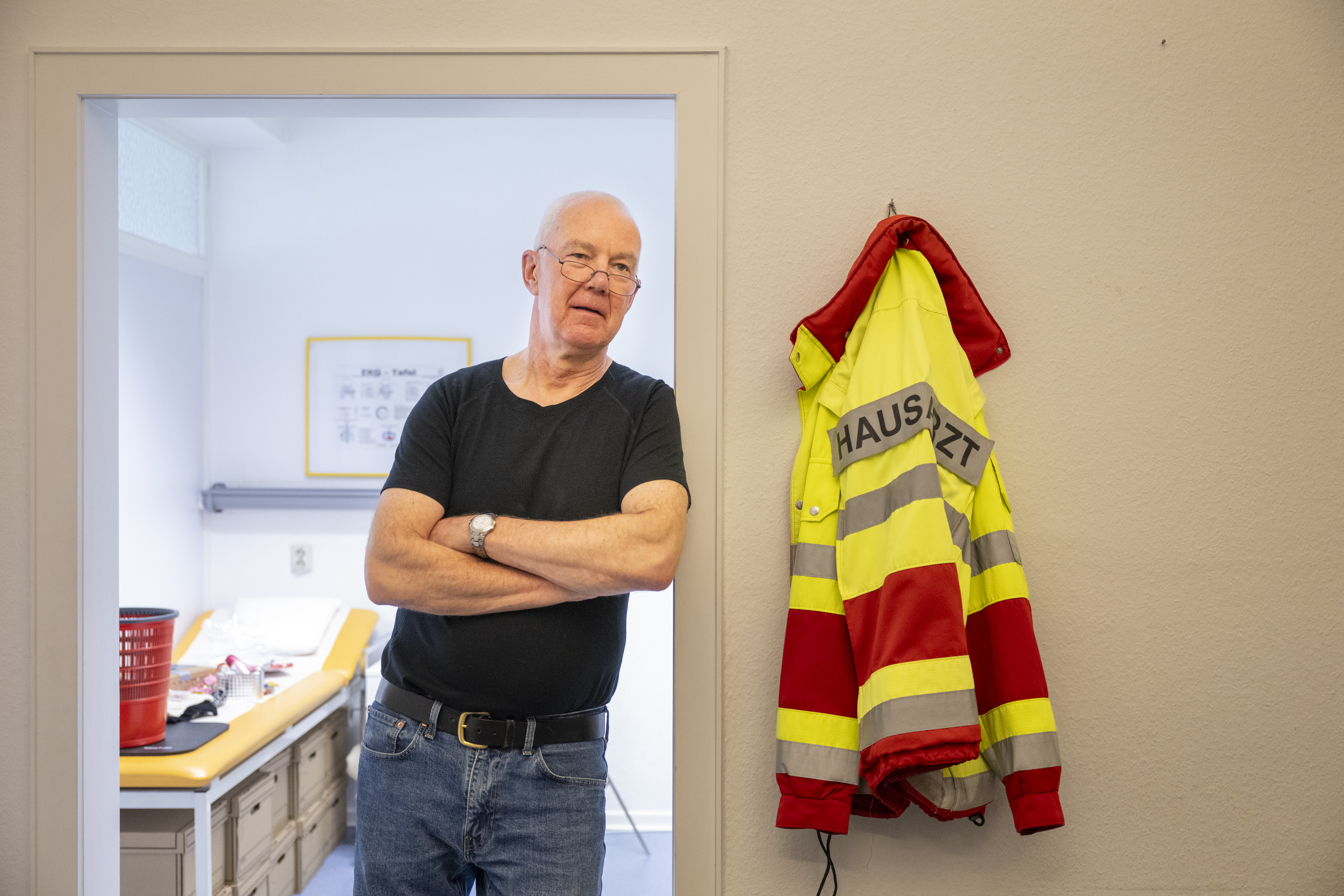 adult,male,man,person,wristwatch,belt,glasses,pants,vest,coat