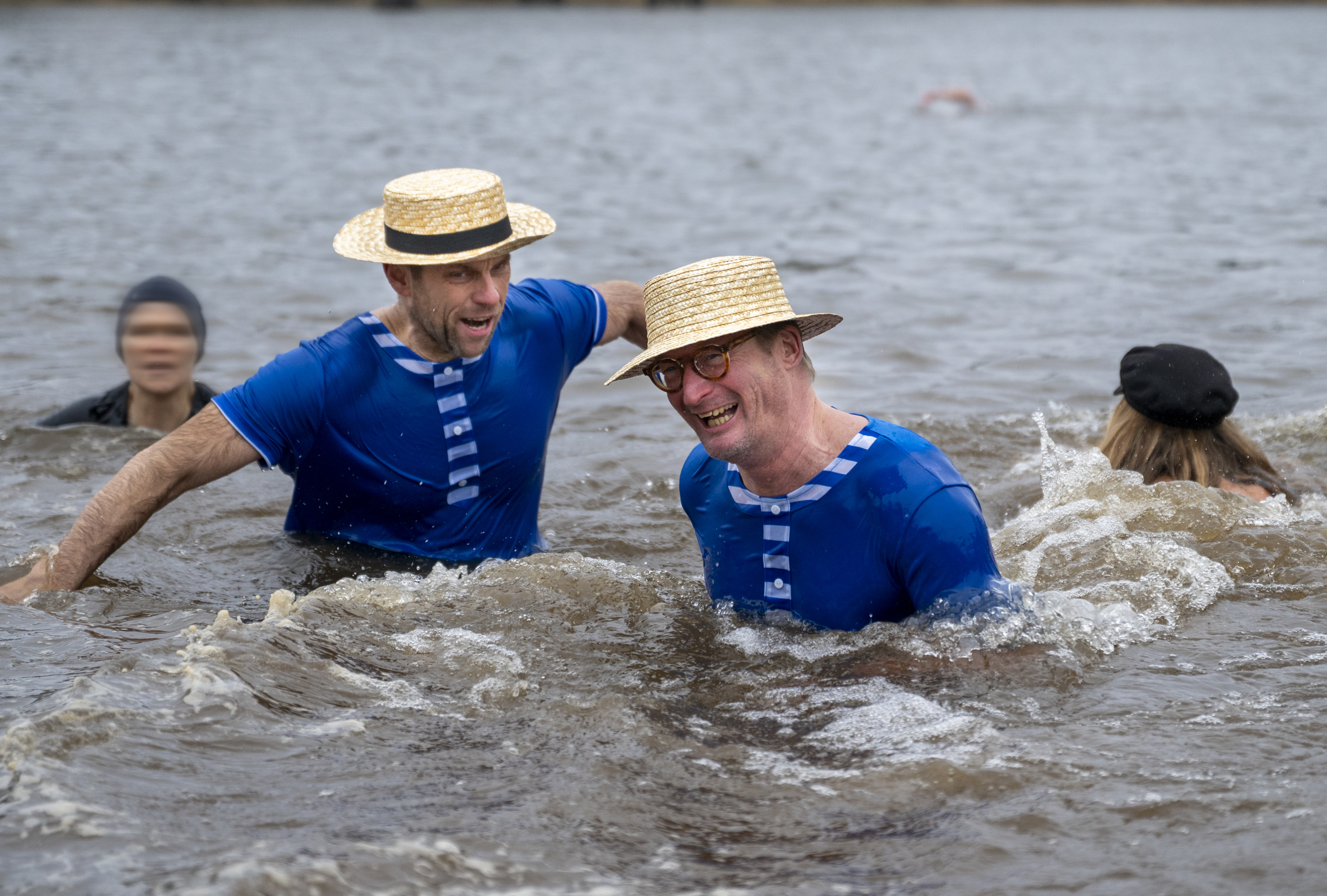 hat,sun hat,adult,male,man,person,glasses,water,face,sea