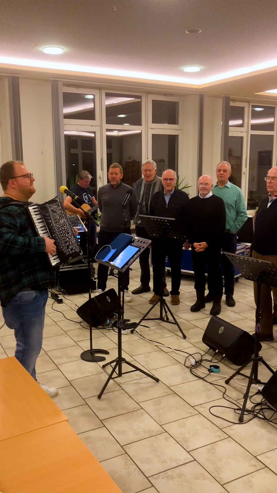 shoe,adult,male,man,person,glasses,speaker,musical instrument,lighting,performer